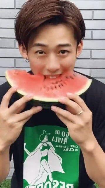 吃瓜网红小哥哥是谁图片,吃瓜网红小哥哥的真实身份！